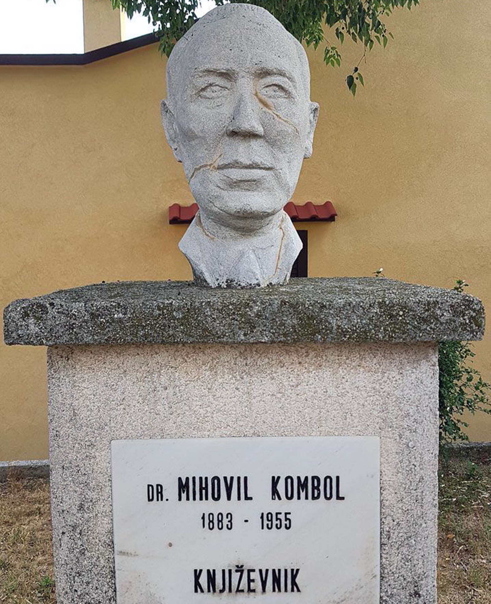 Bribir, 9.11.2023. - U povodu skoranjeg Dana narodnih knjinica, koji se obiljeava 11. studenoga, u Narodnoj knjinici i èitaonici u Bribiru obiljeen je u èetvrtak 9. studenoga, dan kada je 1955. godine umro hrvatski knjievnik, knjievni povjesnièar i prevoditelj Mihovil Kombol. Na slici spomenik Mihovilu Kombolu u sreditu Bribira, rad rijeèkog umjetnika, novinara i kipara Dragana Èarapine. foto HINA/ Franjo Deranja/ tm