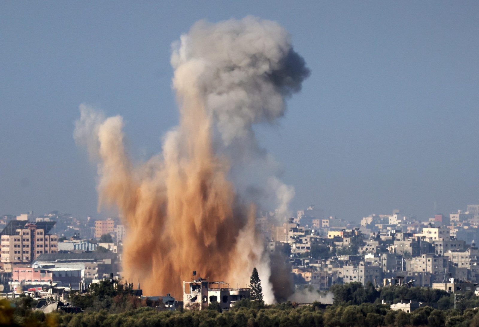 epaselect epa10968062 Smoke rises following strikes on the northern part of the Gaza Strip, as seen from Sderot, Israel, 10 November 2023. More than 10,500 Palestinians and at least 1,400 Israelis have been killed, according to the Israel Defense Forces (IDF) and the Palestinian health authority, since Hamas militants launched an attack against Israel from the Gaza Strip on 07 October, and the Israeli operations in Gaza and the West Bank which followed it.  EPA/NEIL HALL