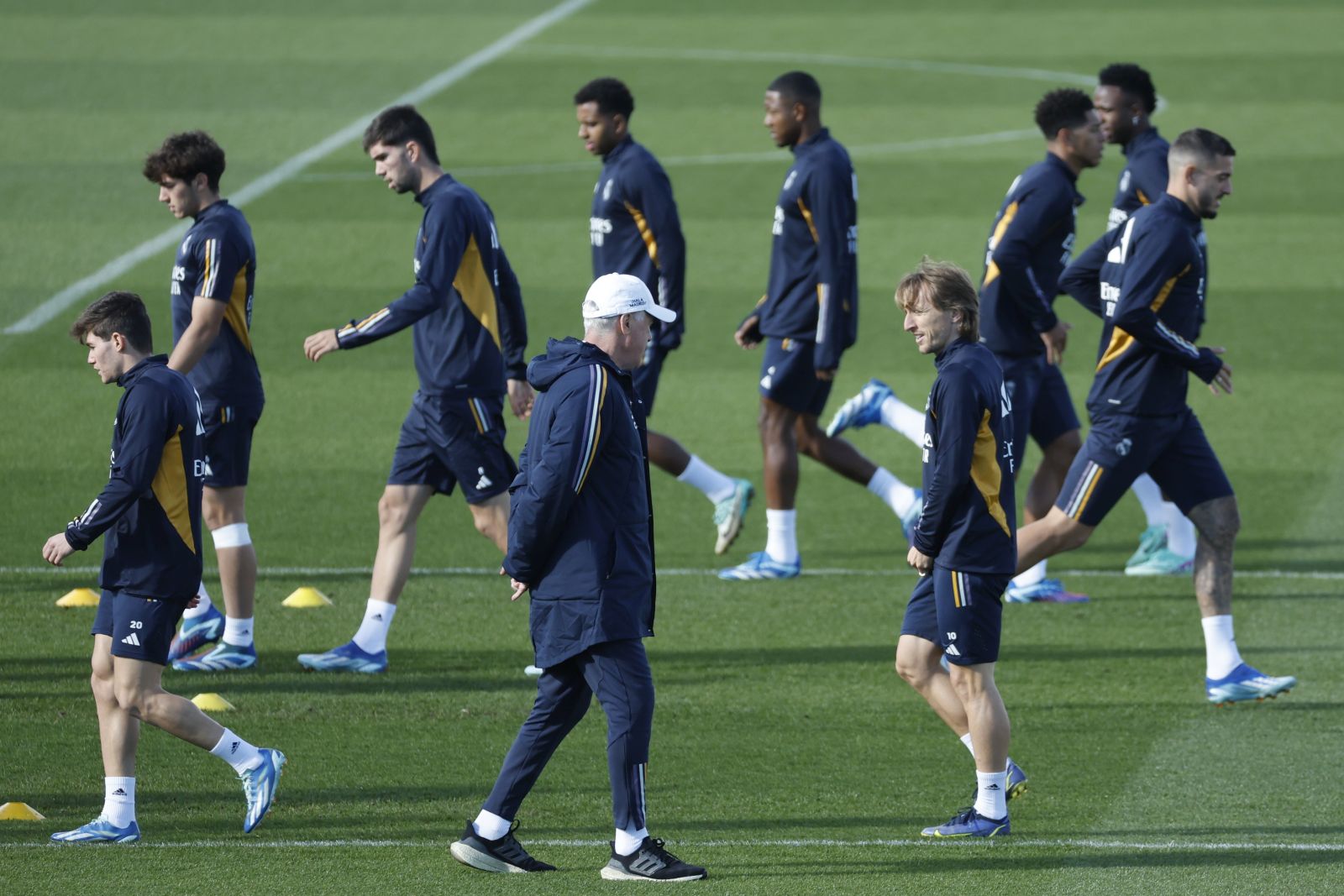 epa10968188 Real Madrid's head coach Carlo Ancelotti (C) and player Luka Modric participates in a training session of the team in Madrid, Spain, 10 November 2023.  EPA/Mariscal