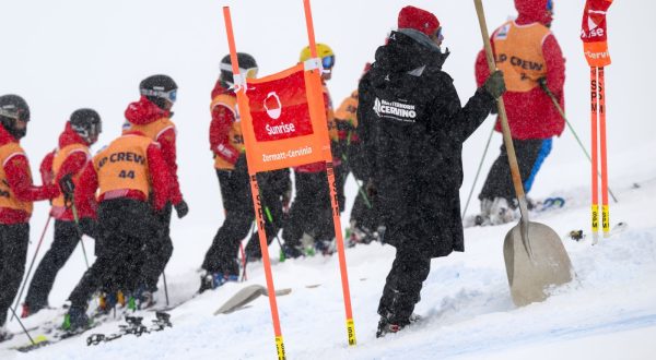 epa10968128 Volunteers remove snow from the slope as the men's downhill training race was cancelled due to heavy snowfall on the new ski course "Gran Becca" at the Alpine Skiing FIS Ski World Cup between Zermatt in Switzerland and Cervinia in Italy, 10 November 2023. The new course spans across the Swiss-Italian border.  EPA/JEAN-CHRISTOPHE BOTT