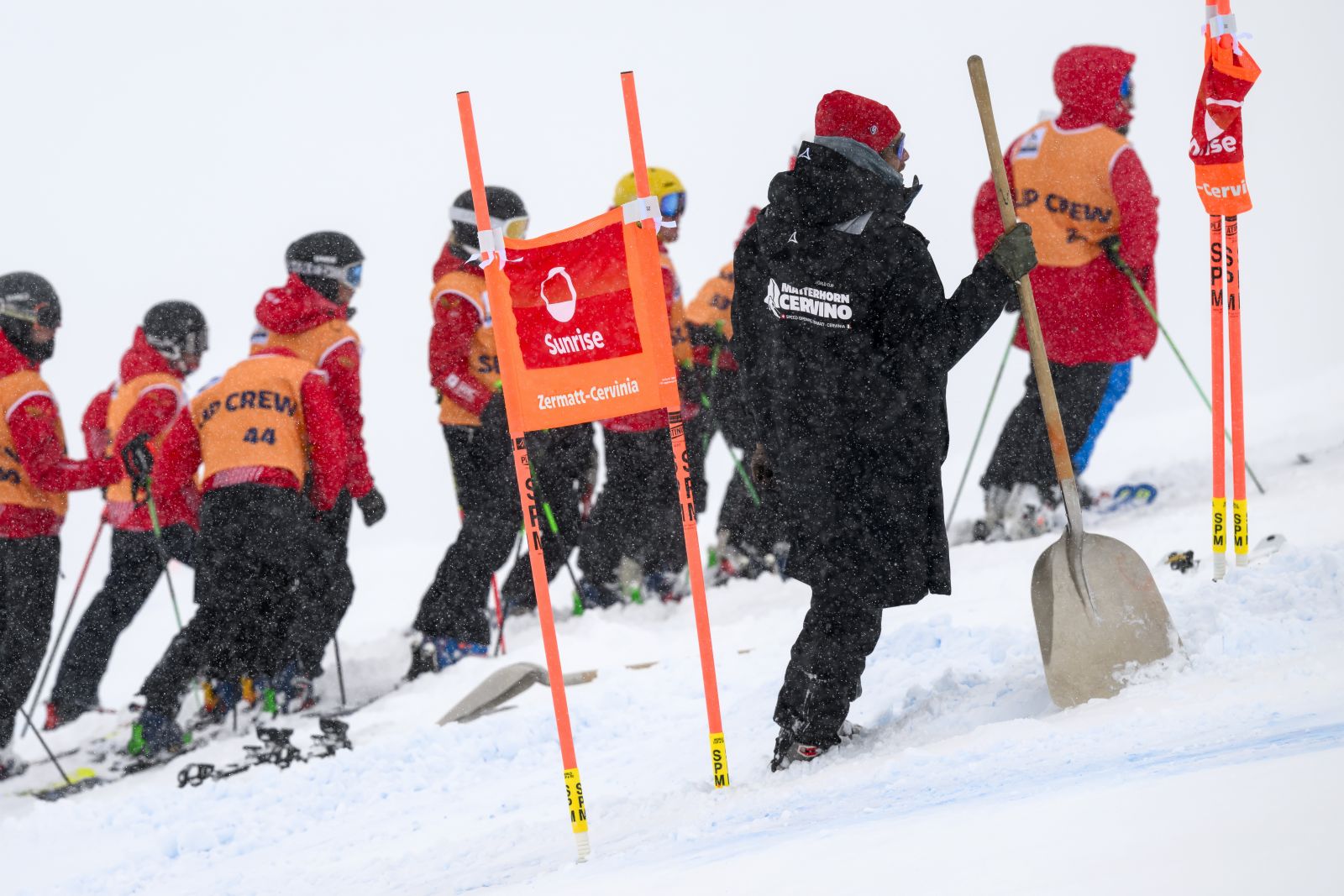 epa10968128 Volunteers remove snow from the slope as the men's downhill training race was cancelled due to heavy snowfall on the new ski course "Gran Becca" at the Alpine Skiing FIS Ski World Cup between Zermatt in Switzerland and Cervinia in Italy, 10 November 2023. The new course spans across the Swiss-Italian border.  EPA/JEAN-CHRISTOPHE BOTT