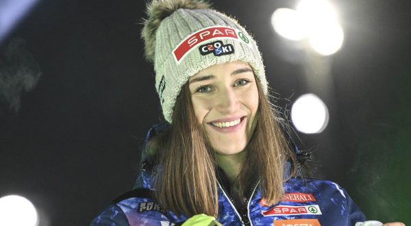 epa10968866 Leona Popovic from Croatia smiles during the public draw for the women's slalom race at the FIS Alpine Skiing World Cup in Levi, Finland, 10 November 2023. The slalom race takes place on 11 and 12 November 2023  EPA/KIMMO BRANDT