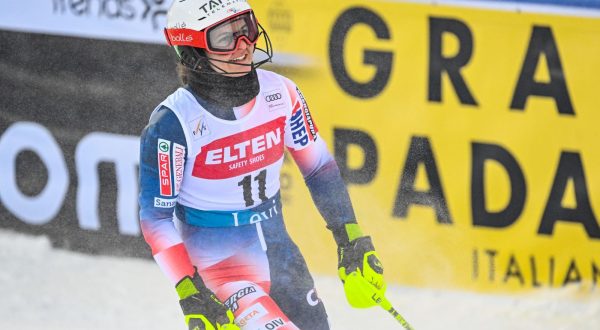 epa10969887 Zrinka Ljutic of Croatia reacts in the finish area after the second round of the Women’s Slalom race at the FIS Ski World Cup in Levi, Finland, 11 November 2023  EPA/KIMMO BRANDT