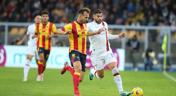 epa10970079 Lecce's Marin Pongracic (L) and Milan's Theo Hernandez (R) in action during the Italian Serie A soccer match between US Lecce and AC Milan in Lecce, Italy, 11 November 2023.  EPA/ABBONDANZA SCURO LEZZI