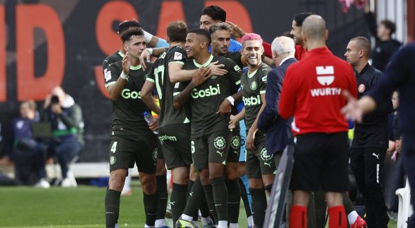 epa10970088 Girona FC's Savio (C) celebrates with teammates after scoring a goal during the Spanish LaLiga soccer match between Rayo Vallecano and Girona FC in Madrid, Spain, 11 November 2023.  EPA/Rodrigo Jimenez