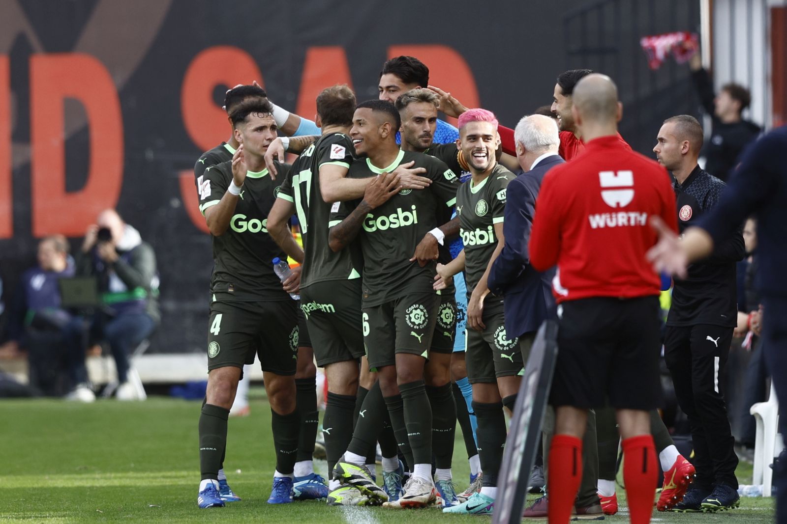 epa10970088 Girona FC's Savio (C) celebrates with teammates after scoring a goal during the Spanish LaLiga soccer match between Rayo Vallecano and Girona FC in Madrid, Spain, 11 November 2023.  EPA/Rodrigo Jimenez
