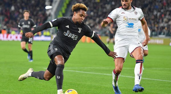 epa10970590 Juventus' Weston McKennie (L) and Cagliari's Alberto Dossena in action during the Italian Serie A soccer match Juventus FC vs Cagliari Calcio at the Allianz Stadium in Turin, Italy, 11 November 2023.  EPA/ALESSANDRO DI MARCO