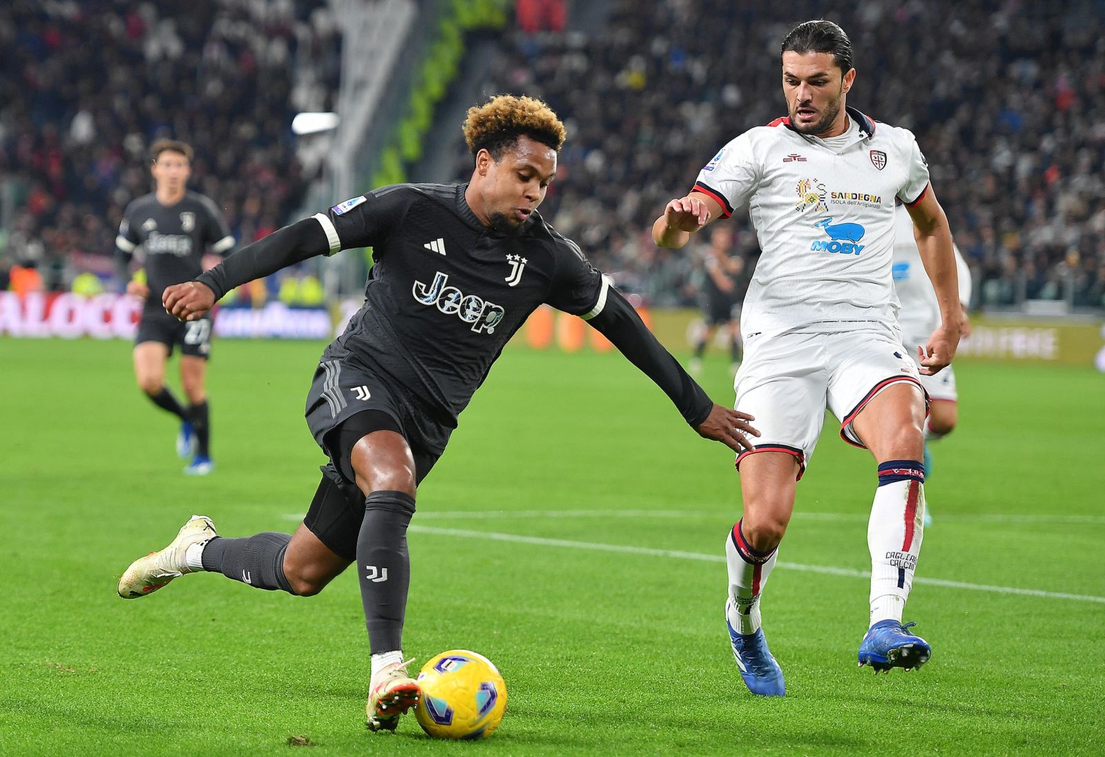 epa10970590 Juventus' Weston McKennie (L) and Cagliari's Alberto Dossena in action during the Italian Serie A soccer match Juventus FC vs Cagliari Calcio at the Allianz Stadium in Turin, Italy, 11 November 2023.  EPA/ALESSANDRO DI MARCO