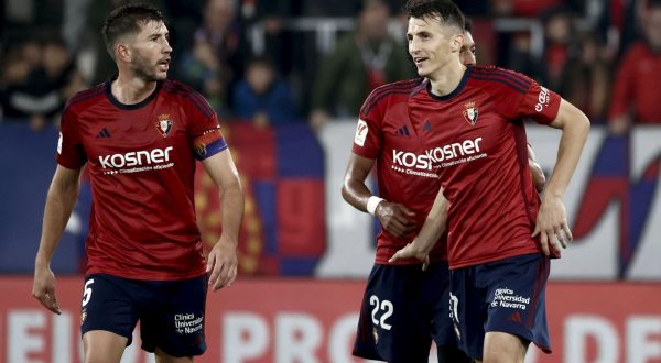epa10970669 Osasuna's striker Ante Budimir (R) celebrates with teammates after scoring the 1-1 equalizer during the Spanish LaLiga soccer match between CA Osasuna and UD Las Palmas, in Pamplona, northern Spain, 11 November 2023.  EPA/Jesus Diges