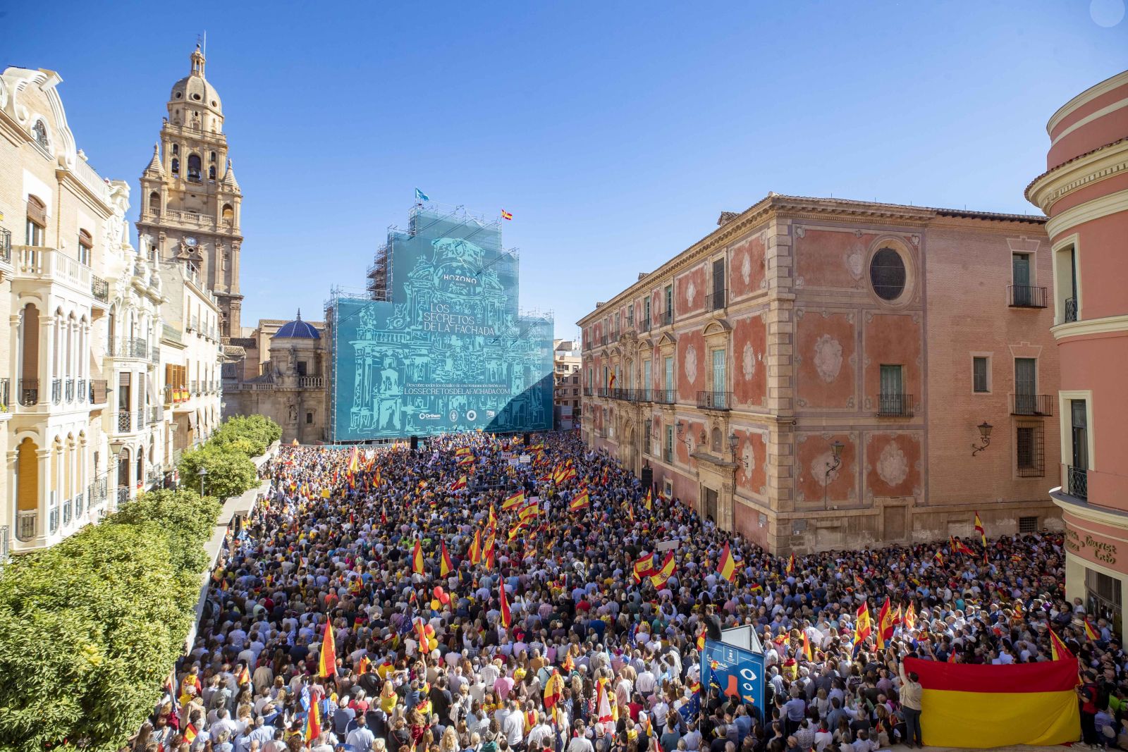 epa10971401 Protesters gather to attend a demonstration called by right wing parties against the so-called Amnesty Law, in Murcia, Spain, 12 November 2023. Spain's ruling party PSOE struck a deal with Catalan pro-independence party Junts per Catalunya (JxCat), led by former Catalan President Carles Puigdemont, so that Spain's acting Prime Minister Pedro Sanchez can be invested for a second term. In exchange for the key support of his seven JxCat MPs, Puigdemont demanded an amnesty for hundreds of people who faced legal action over their roles in Catalonia's failed push for independence in 2017.  EPA/MARCIAL GUILLEN