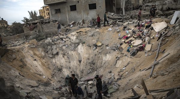 epa10971486 Palestinians search for bodies and survivors among the rubble of a residential building following an Israeli strike in Khan Younis, southern Gaza Strip, 12 November 2023.  More than 11,000 Palestinians and at least 1,200 Israelis have been killed, according to the Israel Defense Forces (IDF) and the Palestinian health authority, since Hamas militants launched an attack against Israel from the Gaza Strip on 07 October, and the Israeli operations in Gaza and the West Bank which followed it.  EPA/HAITHAM IMAD