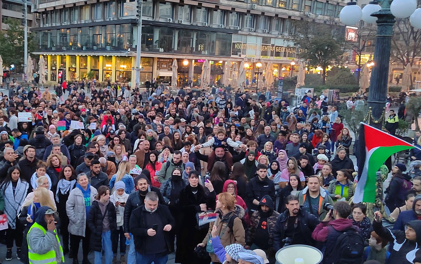 Beograd, 12.11.2023.- Nekoliko stotina ljudi okupilo je u nedjelju u Beogradu na prosvjedu podrke Palestini i stanovnicima Gaze, izloenim napadima izraelske vojske u obraèunu sa militantima Hamasa, a prosvjed je zavren ispred njemaèkog veleposlanstva uz poruke da Njemaèka, SAD i NATO podravaju zloèine nad Palestinom i Palestincima. 
foto HINA/ FoNet/ Marko Dragoslaviæ/ ua