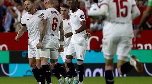 epa10972345 Sevilla's midfielder Ivan Rakitic (L) celebrates with teammates after scoring the 1-1 goal during the Spanish LaLiga soccer match between Sevilla FC and Real Betis, in Seville, southern Spain, 12 November 2023.  EPA/Julio Munoz