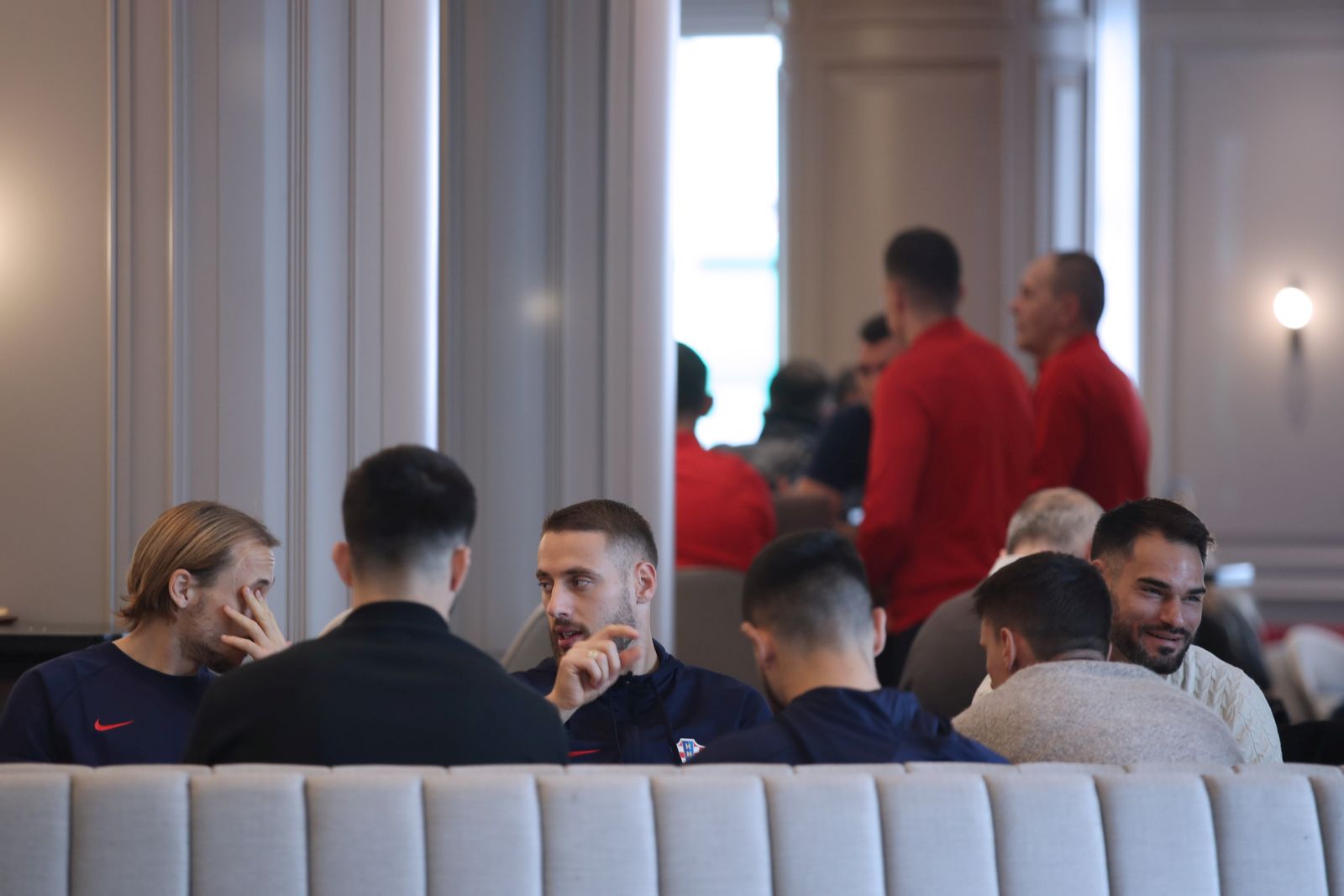 Zagreb, 13.11.2023. -  Okupljanje hrvatske nogometne reprezentacije uoči posljednje dvije utakmice kvalifikacija za EURO 2024. protiv Latvije i Armenije u zagrebačkom hotelu Sheraton. Na fotografiji reprezentativci u razgovoru. foto HINA /Zvonimir KUHTIĆ/ kuzo