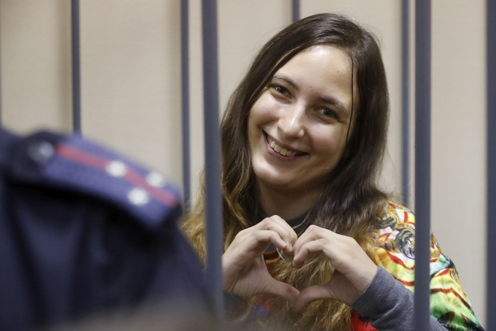 epa10974601 Russian artist and musician Sasha Skochilenko, 33, reacts during a hearing in the Vasileostrovsky district court in St. Petersburg, Russia, 14 November 2023. Skochilenko was arrested in April 2022 and faces charges of spreading false information about the army after replacing supermarket price tags with slogans protesting against Russia's military operation in Ukraine.  EPA/ANATOLY MALTSEV