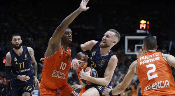 epa10975286 Real Madrid's Dzanan Musa (C) in action against Valencia's Damien Inglis (2-L) during the Euroleague basketball match between Valencia Basket and Real Madrid, in Valencia, Spain, 14 November 2023.  EPA/Miguel Angel Polo