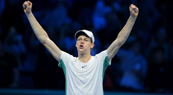epa10975520 Jannik Sinner of Italy celebrates after the match against Novak Djokovic of Serbia at the Nitto ATP Finals tennis tournament in Turin, Italy, 14 November 2023.  EPA/ALESSANDRO DI MARCO