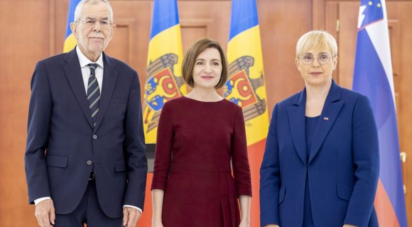 epa10978270 President of Austria Alexander Van der Bellen (L) with President of Slovenia Natasa Pirc Musar (R) and President of Moldova Maia Sandu (C), after their joint press conference at the presidential palace in Chisinau, Moldova, 16 November 2023. President of Austria Alexander Van der Bellen and President of Slovenia Natasa Pirc Musar are on a 3-day official visit in Chisinau.  EPA/DUMITRU DORU