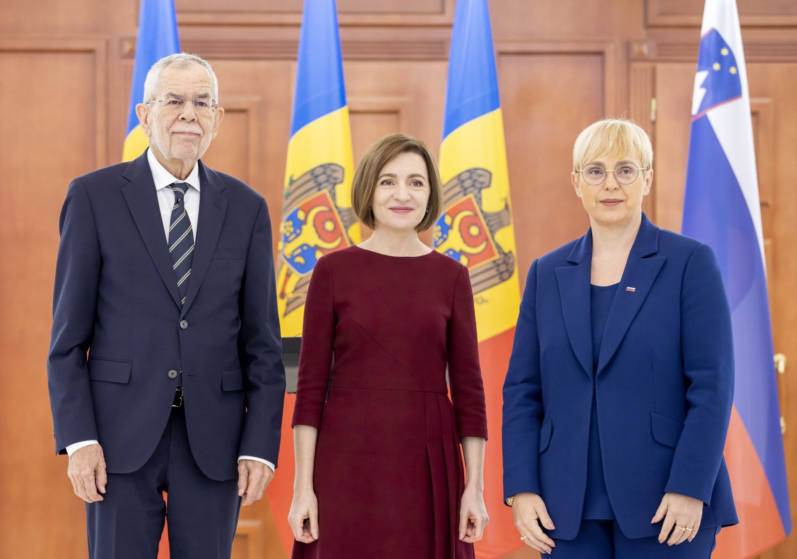 epa10978270 President of Austria Alexander Van der Bellen (L) with President of Slovenia Natasa Pirc Musar (R) and President of Moldova Maia Sandu (C), after their joint press conference at the presidential palace in Chisinau, Moldova, 16 November 2023. President of Austria Alexander Van der Bellen and President of Slovenia Natasa Pirc Musar are on a 3-day official visit in Chisinau.  EPA/DUMITRU DORU