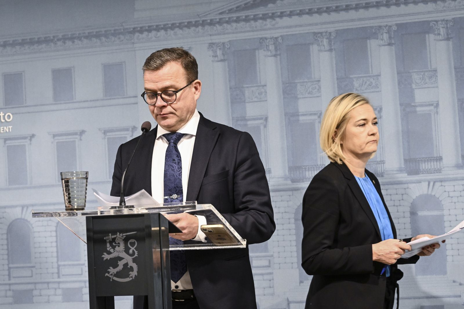 epa10978324 Finnish Prime Minister Petteri Orpo (L) speaks next to Interior Minister Mari Rantanen (R) during a press conference on new border measures in Helsinki, Finland, 16 November 2023. Finland's government has decided to close four crossing points on its border with Russia, as part of measures to tighten border control between Finland and Russia.  EPA/KIMMO BRANDT