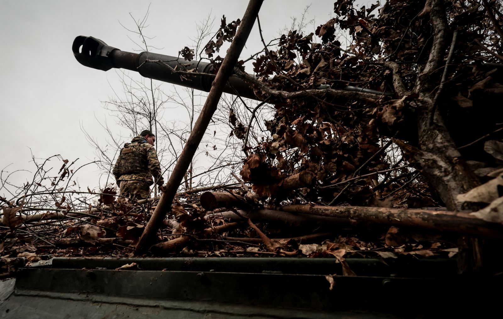 epa10978491 Ukrainian servicemen of the 65th mechanized brigade prepare to fire Soviet-made 2s1 Gvozdyka 120mm howitzers in the Zaporizhia region, Ukraine, 15 November 2023, amid the Russian invasion. Russian troops entered Ukrainian territory in February 2022, starting a conflict that has provoked destruction and a humanitarian crisis.  EPA/Kateryna Klochko