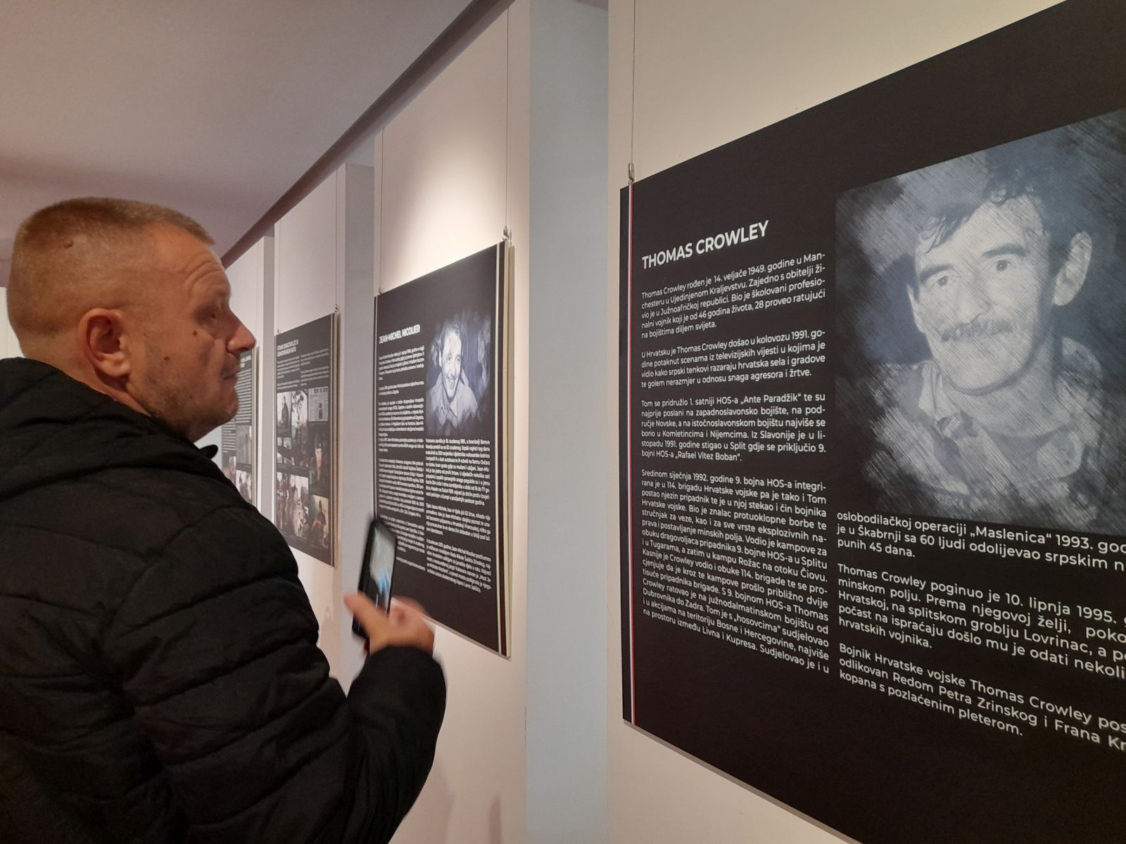 Vukovar, 16.11.2023 - U Gradskom muzeju Vukovaru u èetvrtak je u povodu obiljeavanja 32. godinjice vukovarske tragedije u Domovinskom ratu otvorena izloba Muzeja Domovinskog rata u Splitu "Heroji u ratu - hrvatski ponos u miru Jean-Michel Nicolier i Thomas Crowley". foto HINA/ eljko DRAENOVIÆ/ ik
