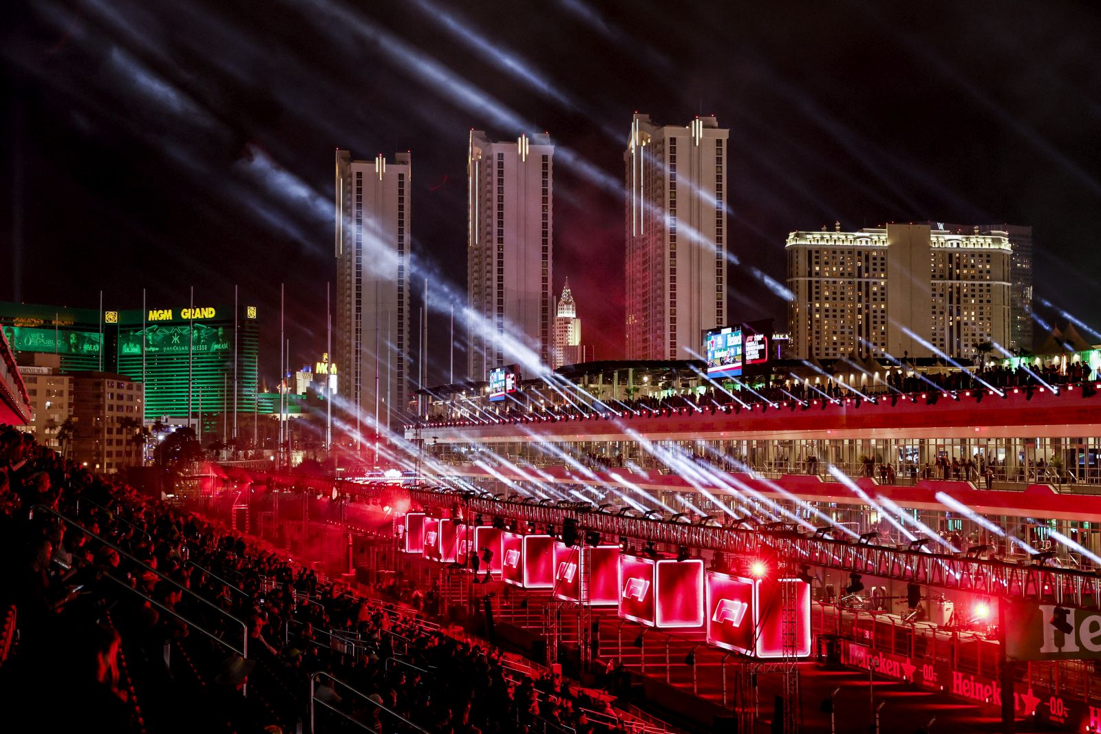 epa10977656 Hundreds of fans attend the opening ceremony ahead of the F1 Grand Prix of Las Vegas at the Las Vegas Strip Circuit in Las Vegas, Nevada, USA, 15 November 2023.  EPA/ETIENNE LAURENT