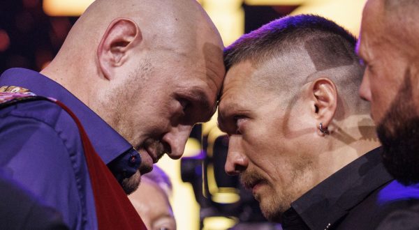 epa10979260 British boxer Tyson Fury (L) and Ukrainian boxer Oleksandr Usyk (R) face each other during a press conference ahead of ‘Tyson Fury vs Oleksandr Usyk’ boxing match, in London, Britain, 16 November 2023. The undisputed heavyweight championship title fight between the British boxer Tyson Fury and Ukrainian boxer Oleksandr Usyk will take place in Riyadh, Saudi Arabia on 17 February 2024.  EPA/TOLGA AKMEN