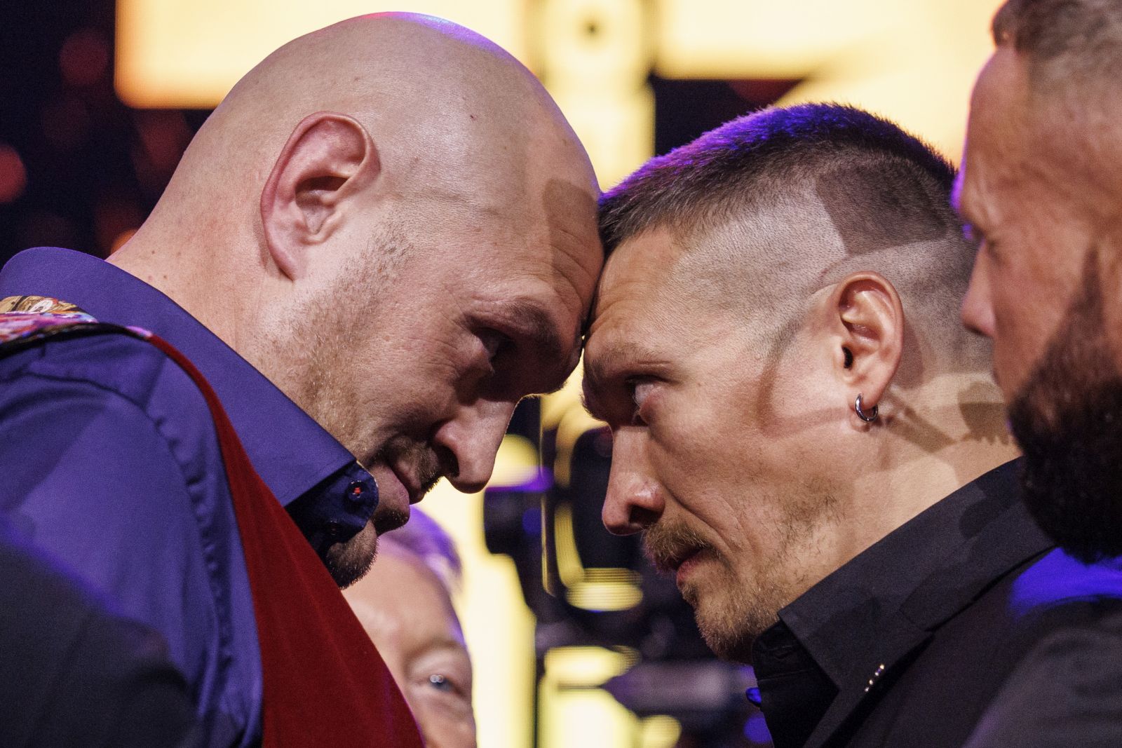 epa10979260 British boxer Tyson Fury (L) and Ukrainian boxer Oleksandr Usyk (R) face each other during a press conference ahead of ‘Tyson Fury vs Oleksandr Usyk’ boxing match, in London, Britain, 16 November 2023. The undisputed heavyweight championship title fight between the British boxer Tyson Fury and Ukrainian boxer Oleksandr Usyk will take place in Riyadh, Saudi Arabia on 17 February 2024.  EPA/TOLGA AKMEN