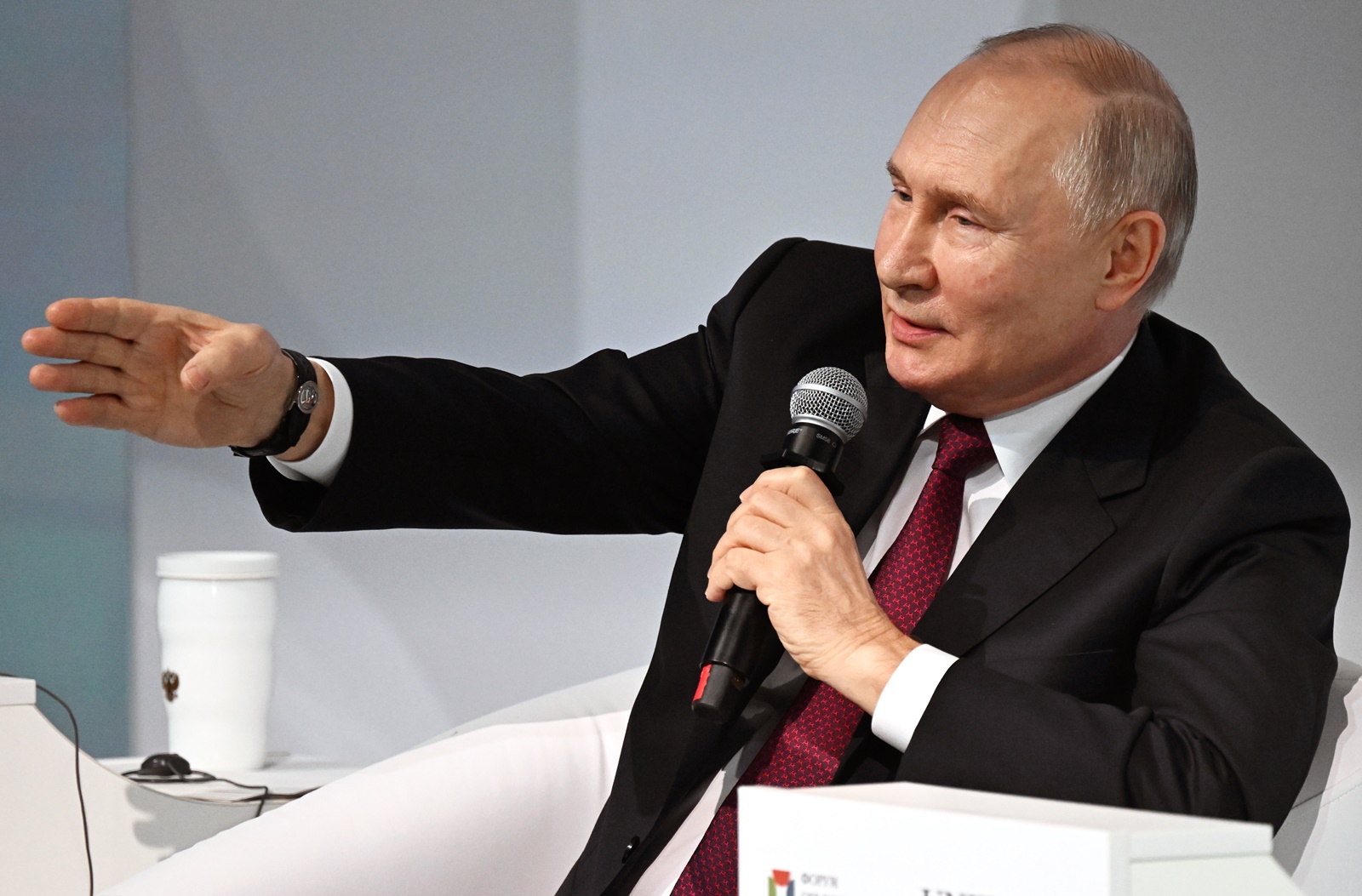 epa10981174 Russian President Vladimir Putin speaks during a plenary session of the IX International Cultural Forum - Forum of United Cultures, in St. Petersburg, Russia, 17 November 2023. Representatives of the LGBT community are also part of society and, like all other citizens, have the right to participate and succeed in cultural competitions, Putin stated at the plenary meeting of the Forum of United Cultures.  EPA/PAVEL BEDNYAKOV/SPUTNIK/KREMLIN POOL MANDATORY CREDIT
