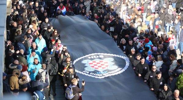 Vukovar, 18.11.2023 - Pod geslom "Vukovar - moj izbor i u dobru i u zlu" u Vukovaru se obiljeava 32. godinjica vukovarske tragedije i stradanja u Domovinskom ratu. Kolona sjeæanja koju predvode hrvatski branitelji Vukovara zajedno s èlanovima obitelji poginulih, nestalih, ubijenih, nasilno odvedenih i umrlih hrvatskih branitelja Vukovara na èelu s pripadnicima Hrvatskih obrambenih snaga koji su branili Vukovar. Na slici velika zastava HOS-a. foto HINA/ Damir SENÈAR/ ds
