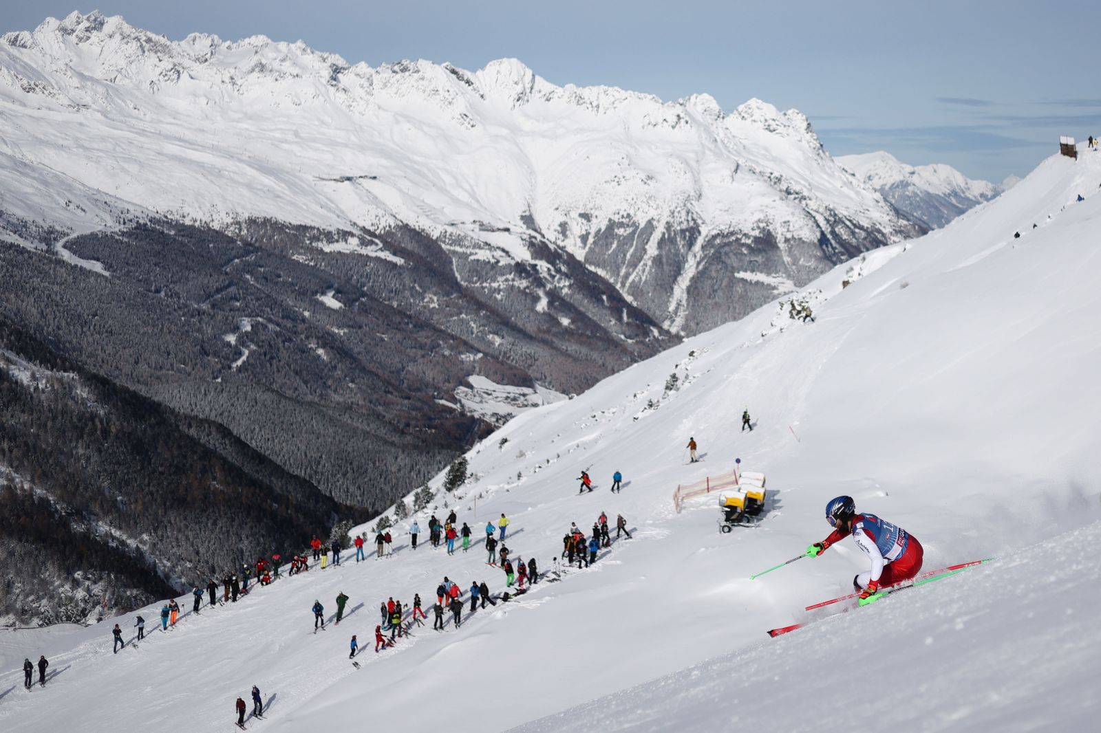 epa10982176 Marco Schwarz of Austria in action during the first run of the Men's Slalom race of the FIS Alpine Skiing World Cup in Gurgl, Austria, 18 November 2023.  EPA/ANNA SZILAGYI