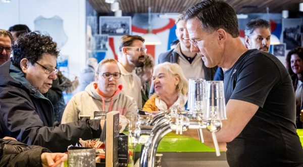 epa10984591 Former political leader of the People's Party for Freedom and Democracy (VVD), Dutch Prime Minister Mark Rutte stands behind the bar of football club RKVV Jeka as part of the VVD election campaign in Bavel, Netherlands, 19 November 2023. The Netherlands is preparing for the House of Representatives elections on 22 November.  EPA/ROB ENGELAAR