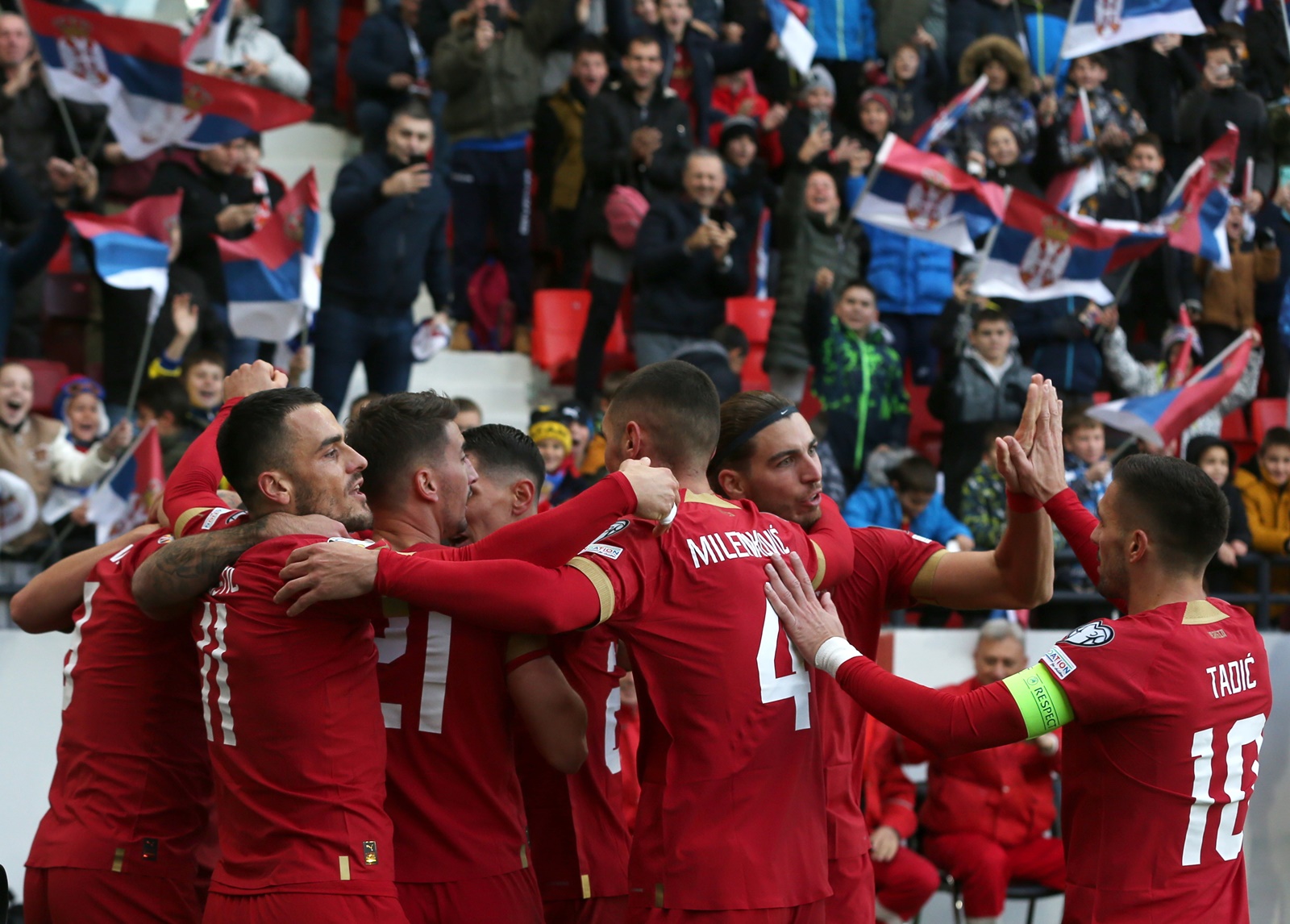 epa10984562 Serbia's Milos Veljkovic celebrates with teammates after scoring the 1-0 during the UEFA EURO 2024 Group G qualification match between Serbia and Bulgaria in Leskovac, Serbia, 19 November 2023.  EPA/ANDREJ CUKIC