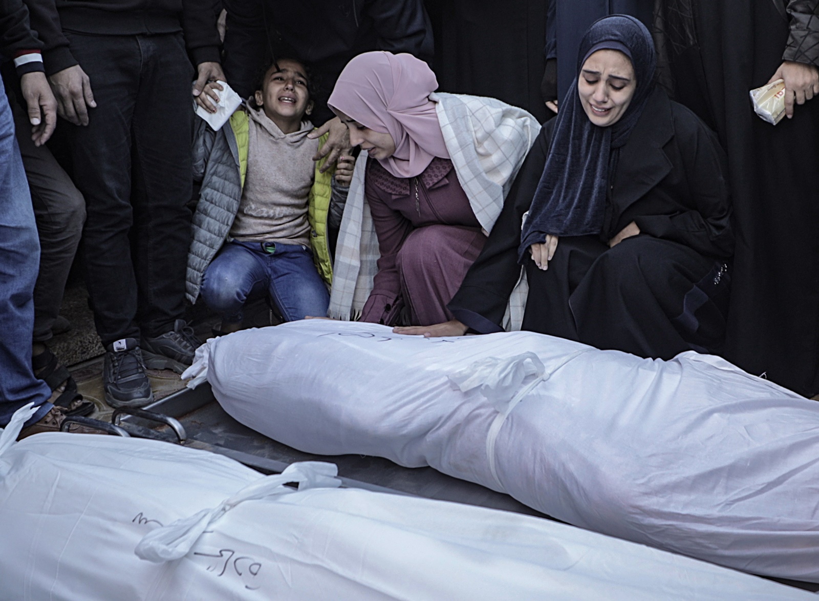 epa10987107 Relatives of Palestinians who were killed following Israeli air strikes on a building housing displaced people from the Gaza Strip, mourn next to their bodies lying outside Nasser Hospital in Khan Yunis, southern Gaza Strip, 21 November 2023. More than 12,500 Palestinians and at least 1,200 Israelis have been killed, according to the Israel Defense Forces (IDF) and the Palestinian health authority, since Hamas militants launched an attack against Israel from the Gaza Strip on 07 October, and the Israeli operations in Gaza and the West Bank which followed it.  EPA/HAITHAM IMAD