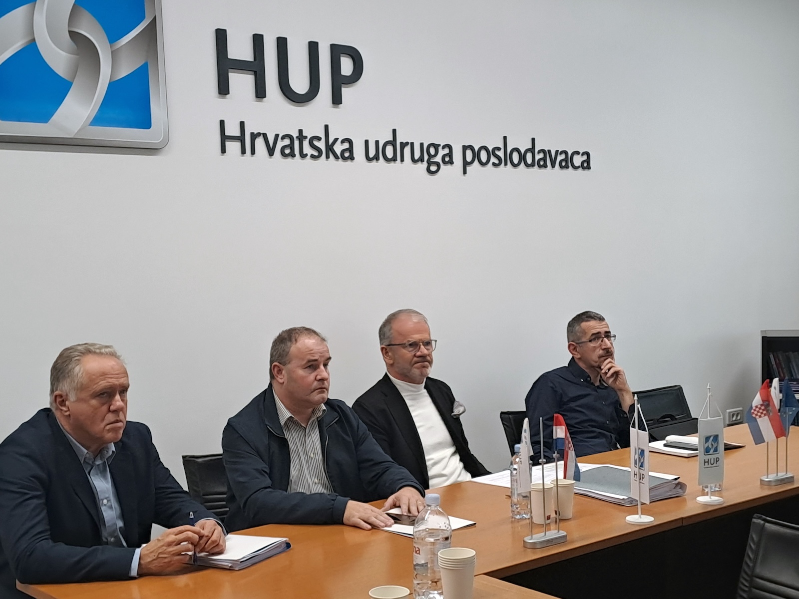 Osijek, 21.11.2023 - Predstavnici poslodavaca i sindikata u drvnoj i papirnoj industriji postigli su sporazum o granskom kolektivnom ugovoru, koji će biti potpisan 11. prosinca, a u punoj primjeni bit će od travnja iduće godine, istaknuto je u utorak na predstavljanju kolektivnog ugovora u osječkom uredu HUP-a. foto HINA/ Igor VUČKOVIĆ/ ik