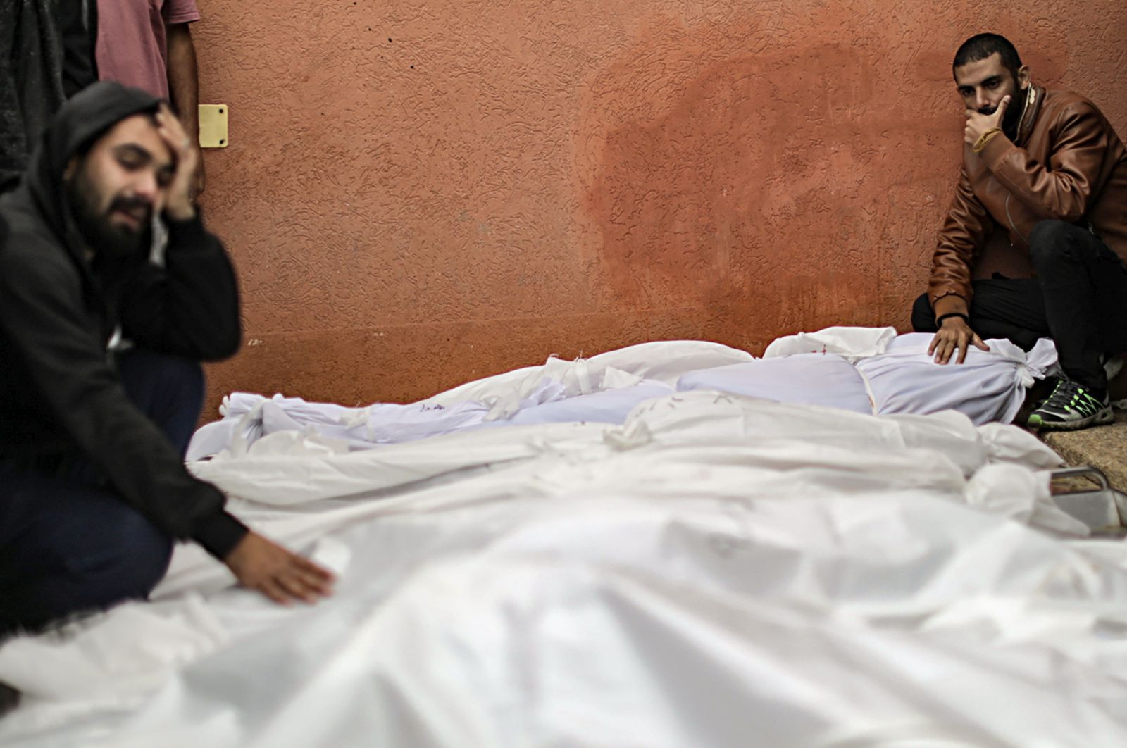 epa10988954 Relatives of Palestinians from the Siam family who were killed following Israeli air strikes on a building housing displaced people from the Gaza Strip, mourn next to wrapped bodies outside Nasser Hospital in Khan Yunis, southern Gaza Strip, 22 November 2023. More than 12,500 Palestinians and at least 1,200 Israelis have been killed, according to the Israel Defense Forces (IDF) and the Palestinian health authority, since Hamas militants launched an attack against Israel from the Gaza Strip on 07 October, and the Israeli operations in Gaza and the West Bank which followed it.  EPA/HAITHAM IMAD