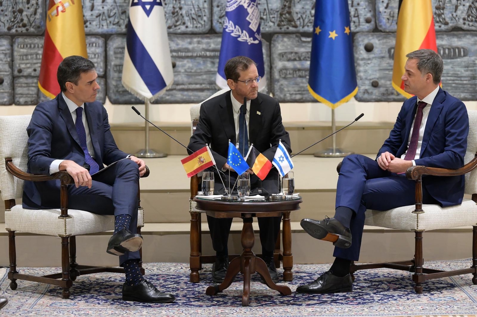 epa10990765 A handout photo made available by Israel's Government Press Office (GPO) shows Israeli President Isaac Herzog (C) with Spain's Prime Minister Pedro Sanchez (L) and Belgium's Prime Minister Alexander De Croo (R) during a meeting at the President's Residence in Jerusalem, 23 November 2023. Spanish Prime Minister Pedro Sanchez and his Belgian counterpart Alexander de Croo are on an official visit to Israel.  EPA/GPO/AMOS BEN GERSHOM HANDOUT  HANDOUT EDITORIAL USE ONLY/NO SALES HANDOUT EDITORIAL USE ONLY/NO SALES
