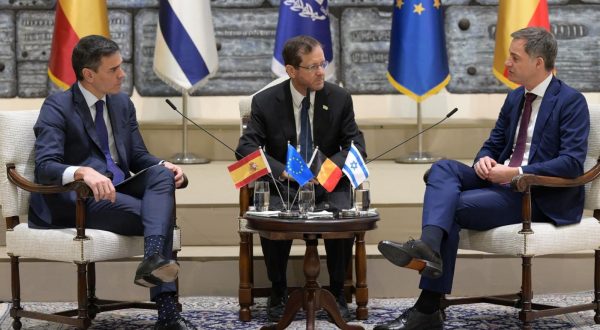 epa10990765 A handout photo made available by Israel's Government Press Office (GPO) shows Israeli President Isaac Herzog (C) with Spain's Prime Minister Pedro Sanchez (L) and Belgium's Prime Minister Alexander De Croo (R) during a meeting at the President's Residence in Jerusalem, 23 November 2023. Spanish Prime Minister Pedro Sanchez and his Belgian counterpart Alexander de Croo are on an official visit to Israel.  EPA/GPO/AMOS BEN GERSHOM HANDOUT  HANDOUT EDITORIAL USE ONLY/NO SALES HANDOUT EDITORIAL USE ONLY/NO SALES