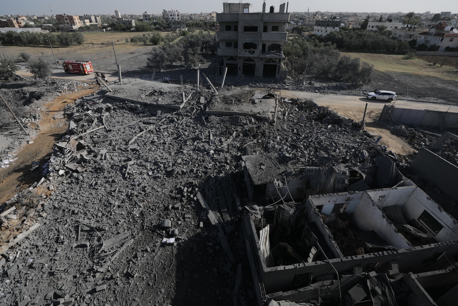 epa10991339 The rubble of destroyed houses following overnight Israeli airstrikes in the east of Khan Younis, southern Gaza Strip, 23 November 2023. More than 14.000 Palestinians and at least 1,200 Israelis have been killed, according to the Gaza Government media office and the Israel Defense Forces (IDF), since Hamas militants launched an attack against Israel from the Gaza Strip on 07 October, and the Israeli operations in Gaza and the West Bank which followed it.  EPA/MOHAMMED SABER