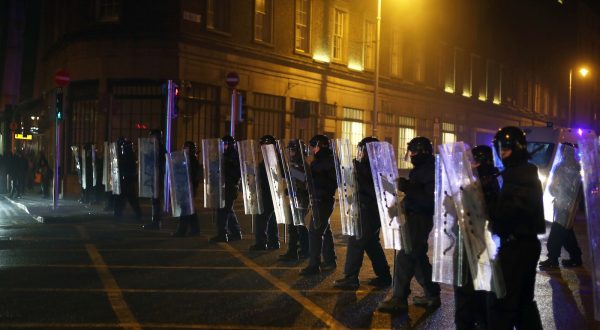 epa10991652 Garda police officers in riot gear line up on O'Connell Street after violence broke out following a knife attack earlier in the day in which five people were injured, including three young children, in Dublin, Ireland, 23 November 2023. A Garda spokesperson reported that the injured include an adult male, an adult female and three young children. Taoiseach Leo Varadkar has confirmed that the gardai have detained a suspect. Garda and local politicians have called for calm after violence broke out.  EPA/MOSTAFA DARWISH