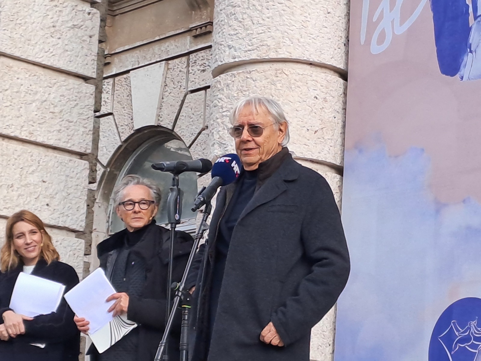 Pula, 24.11.2023 - Jedan od najveæih autora stripa na svijetu Milo Manara sveèano je u petak u Puli otvorio 29. izdanje Sajma knjige u Istri u èijem prodajnom dijelu posjetitelje oèekuje vie od 20 tisuæa naslova 300 izdavaèa, dok su popusti od 20 do 70 posto. foto HINA/ Daniel SPONZA/ ik