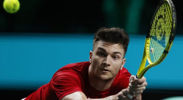 epa10993962 Miomir Kecmanovic of Serbia in action against Lorenzo Musetti of Italy during their 2023 Davis Cup Final 8 semifinals Italy vs Serbia singles match in Malaga, Spain, 25 November 2023.  EPA/Daniel Perez
