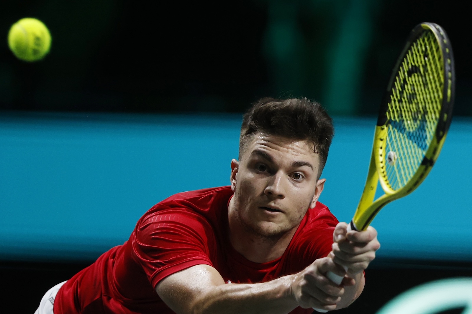 epa10993962 Miomir Kecmanovic of Serbia in action against Lorenzo Musetti of Italy during their 2023 Davis Cup Final 8 semifinals Italy vs Serbia singles match in Malaga, Spain, 25 November 2023.  EPA/Daniel Perez