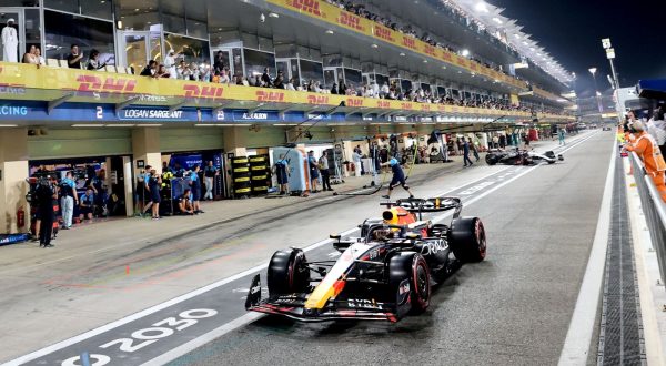 epa10994322 Dutch Formula One driver Max Verstappen of Red Bull Racing drives through the pitlane during the Qualifyiing for the Formula 1 Abu Dhabi Grand Prix at the Yas Marina Circuit in Abu Dhabi, United Arab Emirates, 25 November 2023. The Formula 1 Abu Dhabi Grand Prix is held on 26 November.  EPA/ALI HAIDER / POOL