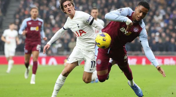epa10996241 Tottenham Hotspur's Bryan Gil (L) and Aston Villa's Ezri Konsa (R) in action during the English Premier League soccer match between Tottenham Hotspur and Aston Villa, in London, Britain, 26 November 2023.  EPA/NEIL HALL