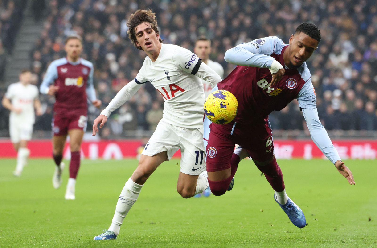 epa10996241 Tottenham Hotspur's Bryan Gil (L) and Aston Villa's Ezri Konsa (R) in action during the English Premier League soccer match between Tottenham Hotspur and Aston Villa, in London, Britain, 26 November 2023.  EPA/NEIL HALL