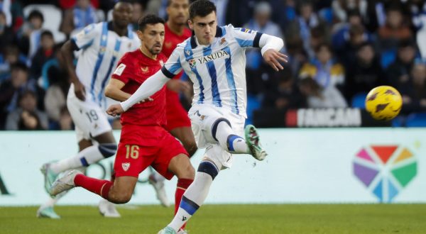 epa10996426 Real Sociedad's Ander Barrenetxea in action during their Spanish LaLiga EA Sports matchday 14 match between Real Sociedad and Sevilla FC, at the Reale Arena in San Sebastian, Spain, 26 November 2023.  EPA/Juan Herrero