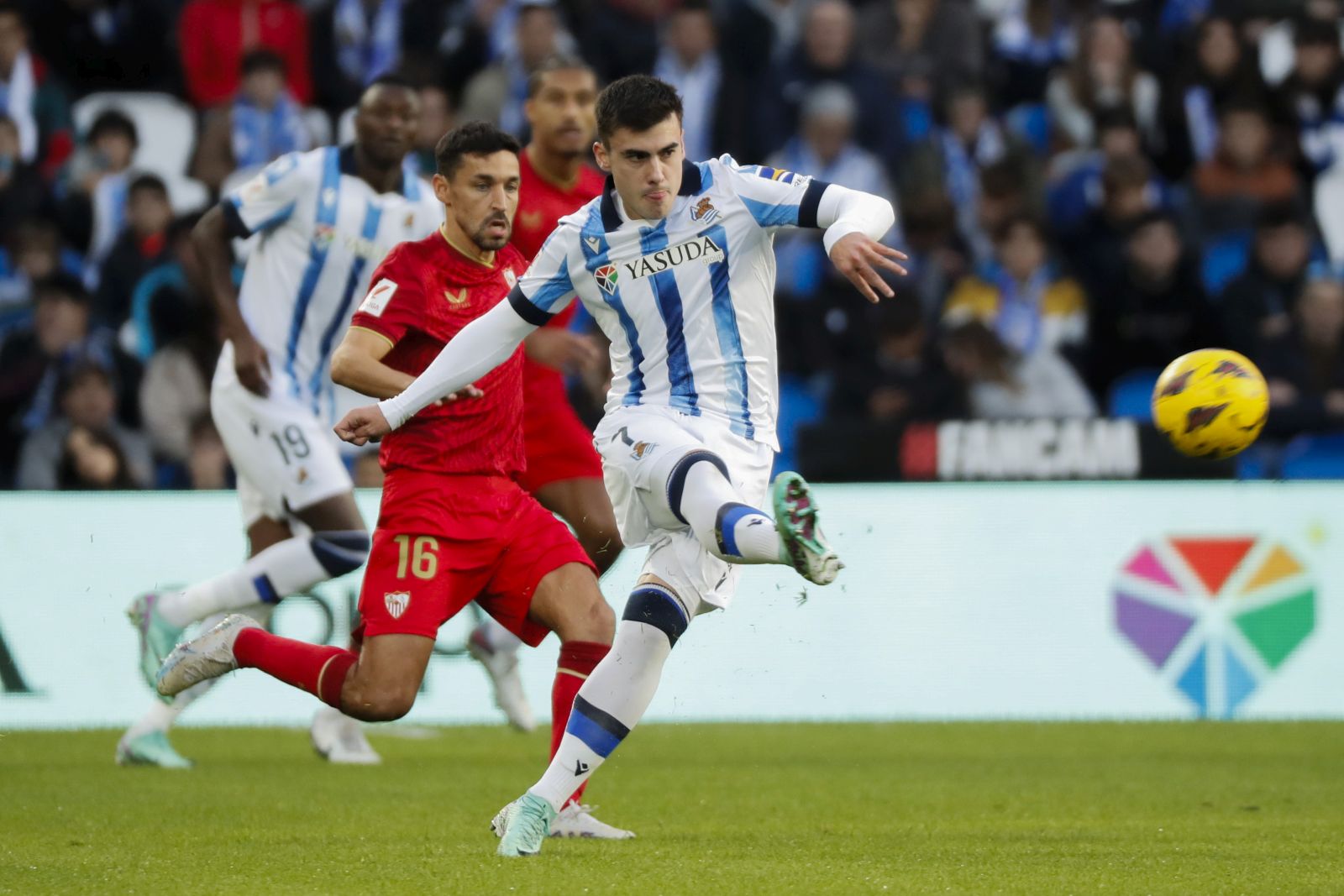 epa10996426 Real Sociedad's Ander Barrenetxea in action during their Spanish LaLiga EA Sports matchday 14 match between Real Sociedad and Sevilla FC, at the Reale Arena in San Sebastian, Spain, 26 November 2023.  EPA/Juan Herrero