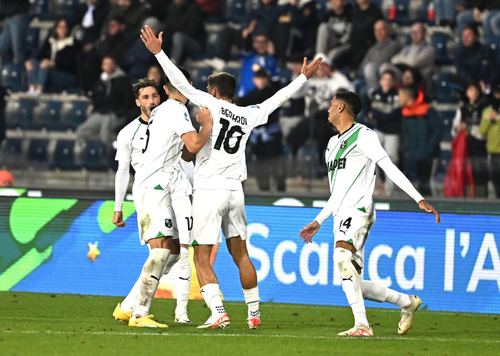epa10996443 Sassuolo's forward Domenico Berardi (2-R) celebrates with team-mates after scoring the winning goal in the Italian Serie A soccer match Empoli FC vs US Sassuolo at Carlo Castellani Stadium in Empoli, Italy, 26 November 2023.  EPA/CLAUDIO GIOVANNINI